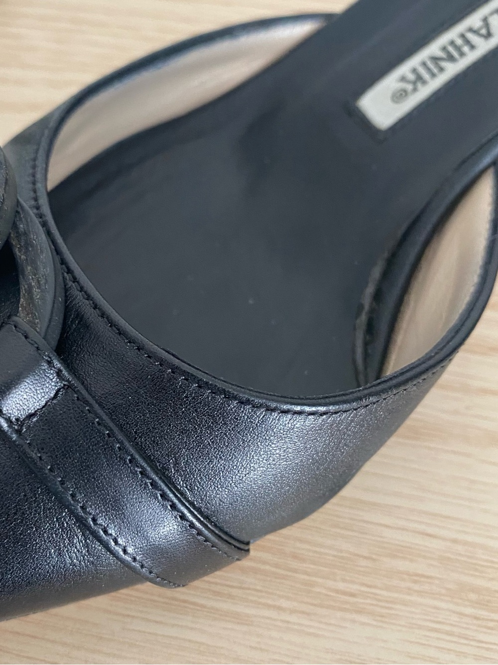 Y2K Manolo Blahnik black leather closed toe mule with kitten heel - Picture 13 of 15